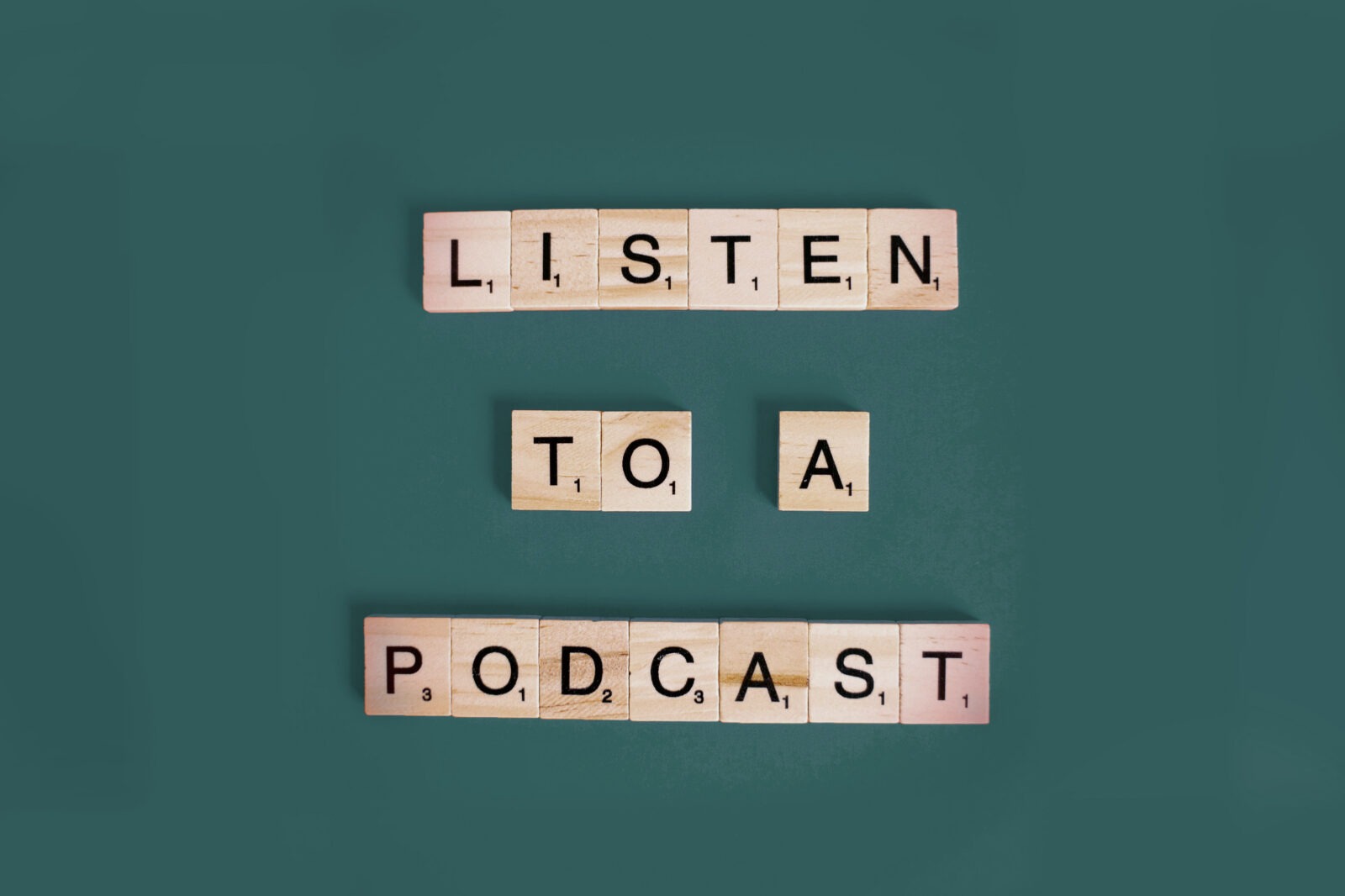Scrabble Buchstaben Würfel bilden die Wörter "Listen to an Podcast"